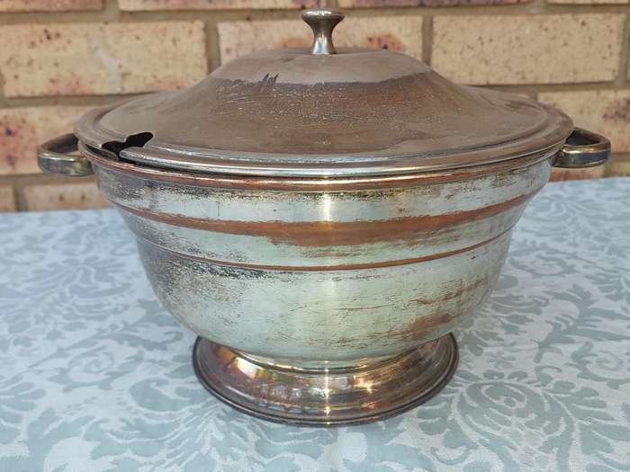 AN ANTIQUE BIRMINGHAM ELECTRO PLATE TUREEN SOLD AS IS