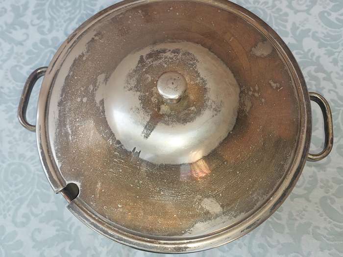AN ANTIQUE BIRMINGHAM ELECTRO PLATE TUREEN SOLD AS IS