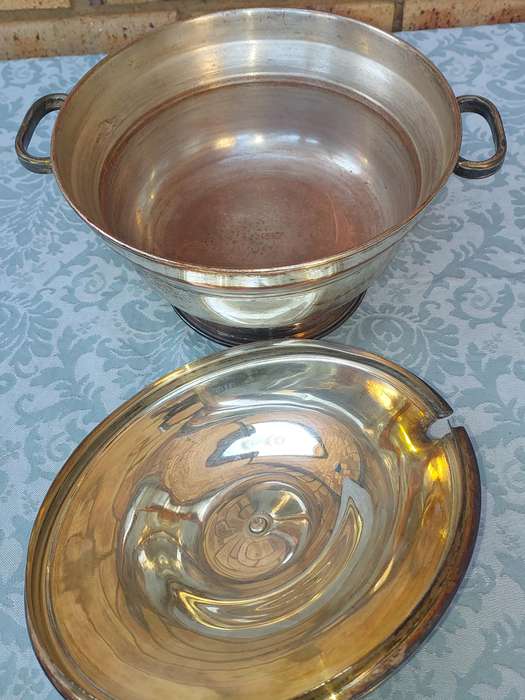 AN ANTIQUE BIRMINGHAM ELECTRO PLATE TUREEN SOLD AS IS