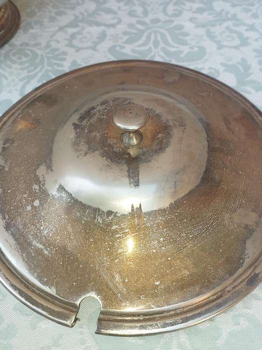 AN ANTIQUE BIRMINGHAM ELECTRO PLATE TUREEN SOLD AS IS