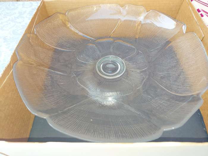 A LUMINARC FOOTED SERVING FRUIT BOWL SOLD AS IS