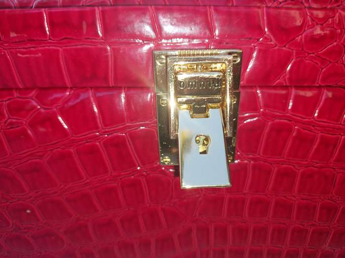 A BEAUTIFULL CROCODILE PATERN LEATHER OMNIA JEWELRY BOX SOLD AS IS  NO KEYS