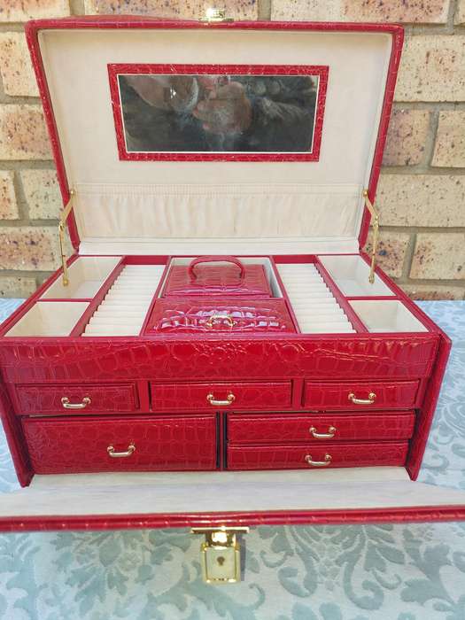 A BEAUTIFULL CROCODILE PATERN LEATHER OMNIA JEWELRY BOX SOLD AS IS  NO KEYS