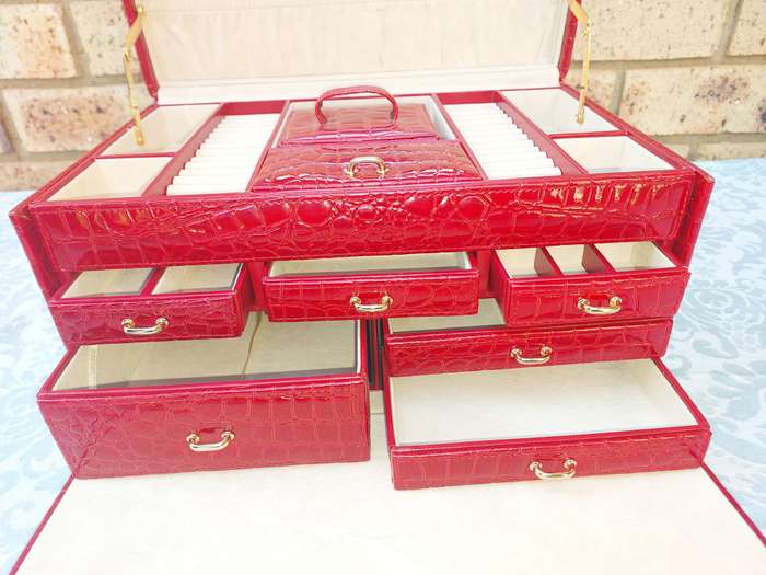 A BEAUTIFULL CROCODILE PATERN LEATHER OMNIA JEWELRY BOX SOLD AS IS  NO KEYS
