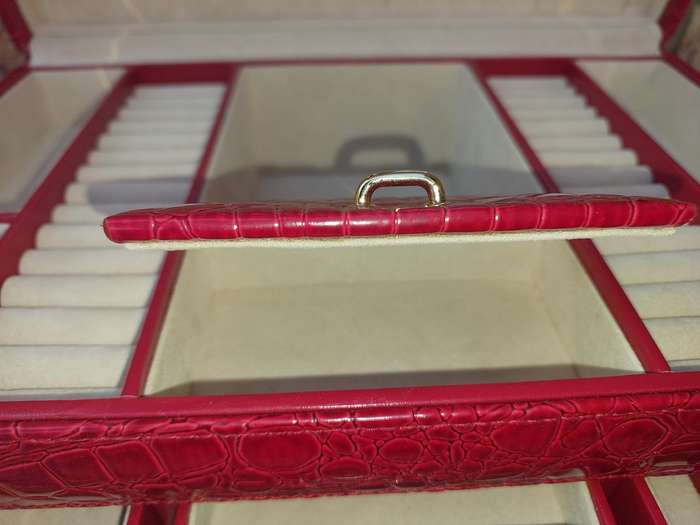 A BEAUTIFULL CROCODILE PATERN LEATHER OMNIA JEWELRY BOX SOLD AS IS  NO KEYS