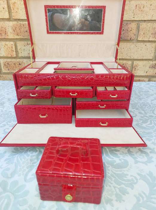 A BEAUTIFULL CROCODILE PATERN LEATHER OMNIA JEWELRY BOX SOLD AS IS  NO KEYS