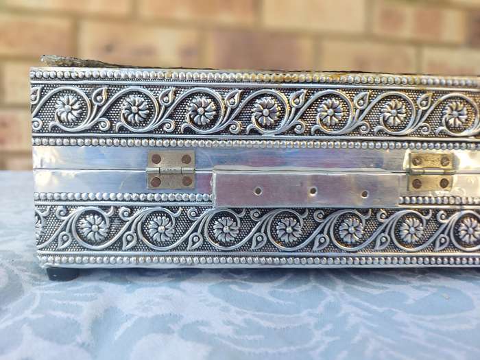 A BEAUTIFULL ALLOY WITH ASIAN DESIGNS JEWELRY BOX SOLD AS IS