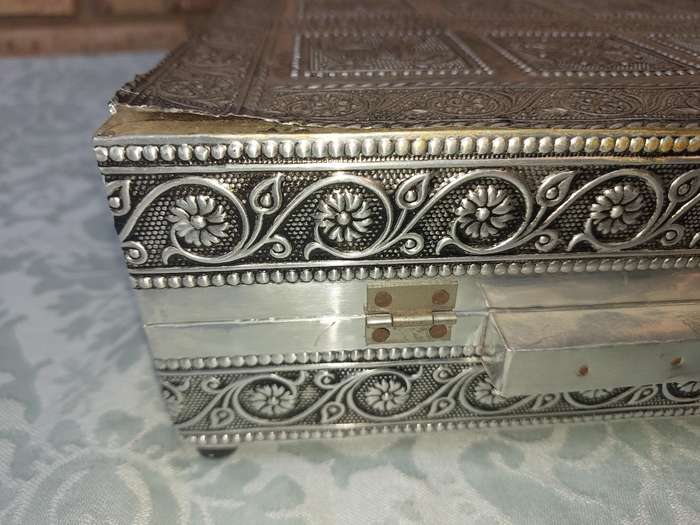 A BEAUTIFULL ALLOY WITH ASIAN DESIGNS JEWELRY BOX SOLD AS IS