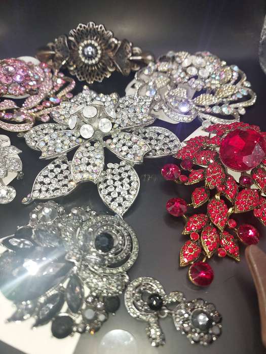 A JOBLOT COLLECTION EXTRA LARGE COSTUME BROOCHES SOLD AS IS