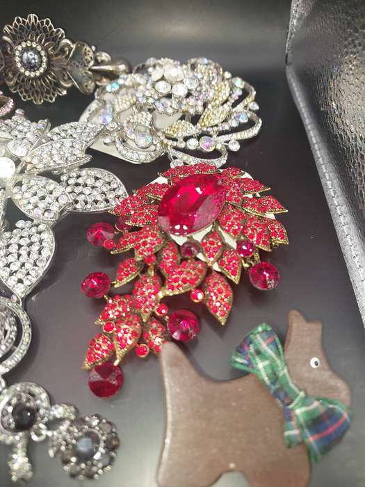 A JOBLOT COLLECTION EXTRA LARGE COSTUME BROOCHES SOLD AS IS