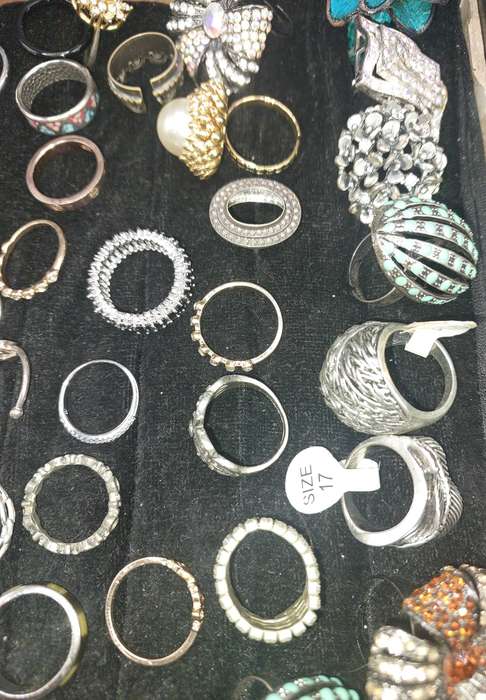 A BULK JOBLOT COLLECTION COSTUME RINGS SOLD AS IS
