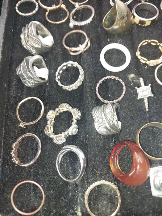 A BULK JOBLOT COLLECTION COSTUME RINGS SOLD AS IS
