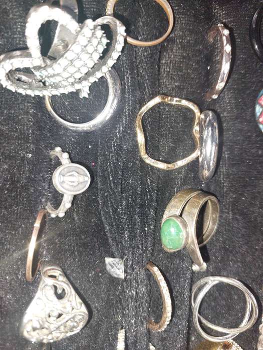A BULK JOBLOT COLLECTION COSTUME RINGS SOLD AS IS