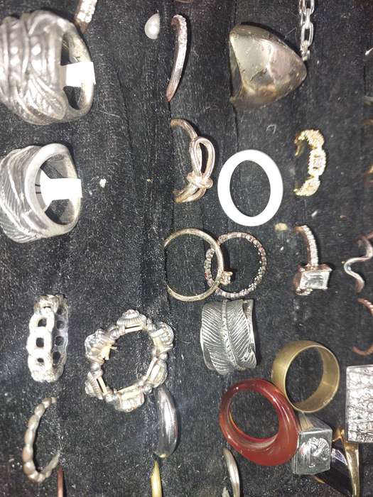 A BULK JOBLOT COLLECTION COSTUME RINGS SOLD AS IS