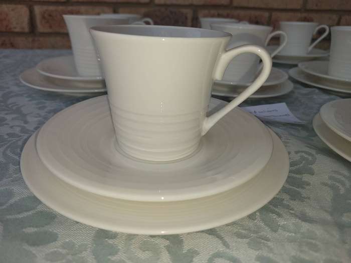 A COLLECTION OF 11 TRIOS MAXWELL AND WILLIAMS BASIC WHITE PORCELAIN SOLD AS IS