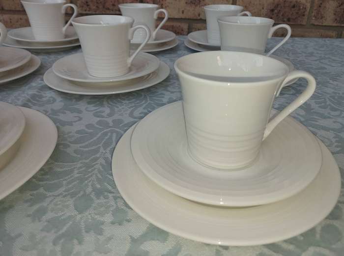 A COLLECTION OF 11 TRIOS MAXWELL AND WILLIAMS BASIC WHITE PORCELAIN SOLD AS IS