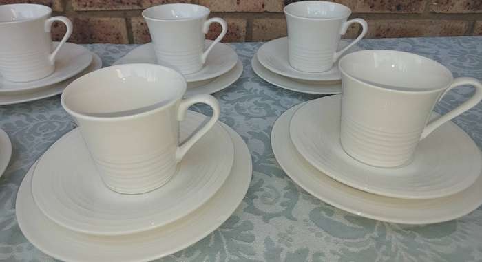 A COLLECTION OF 11 TRIOS MAXWELL AND WILLIAMS BASIC WHITE PORCELAIN SOLD AS IS