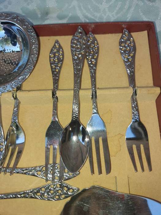 A VINTAGE SET OF CAKE AND DESERT CUTLERY SOLD AS IS THE CASE IS NOT ORIGINAL