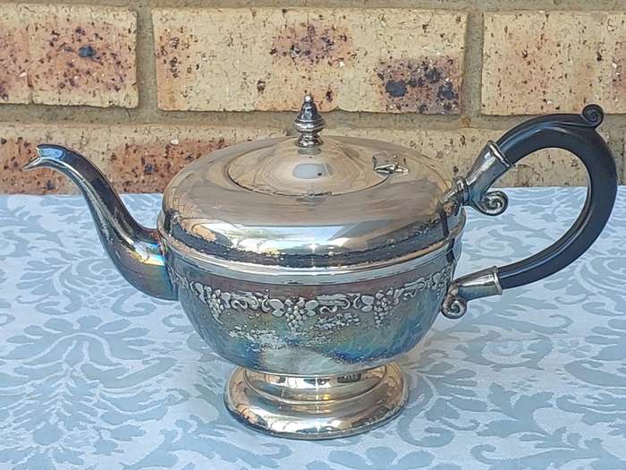 A VINTAGE VIKINGPLATE MADE IN CANADA TEAPOT SOLD AS IS