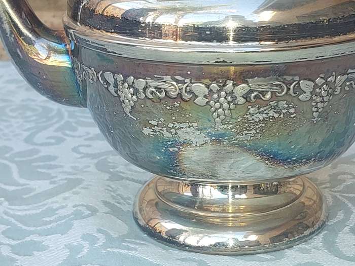 A VINTAGE VIKINGPLATE MADE IN CANADA TEAPOT SOLD AS IS
