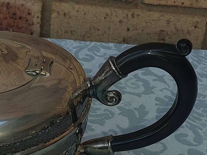 A VINTAGE VIKINGPLATE MADE IN CANADA TEAPOT SOLD AS IS