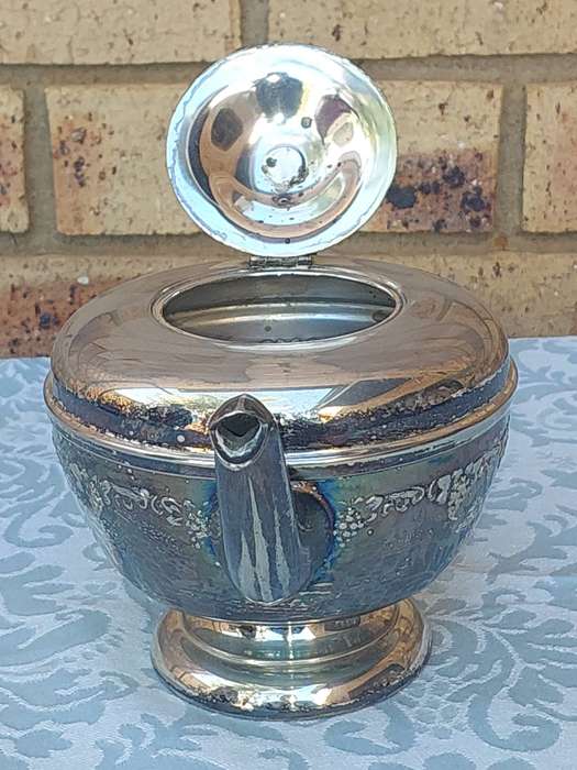 A VINTAGE VIKINGPLATE MADE IN CANADA TEAPOT SOLD AS IS