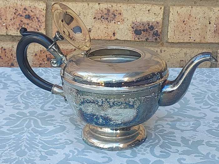 A VINTAGE VIKINGPLATE MADE IN CANADA TEAPOT SOLD AS IS