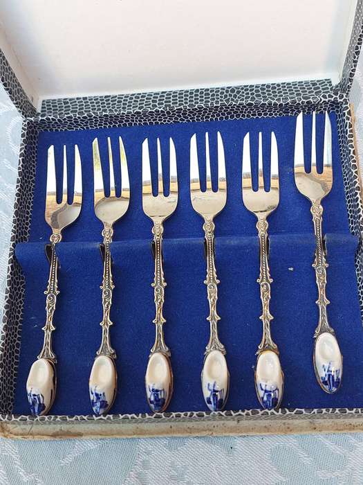 A SET OF SIX DELFT NICKEL SILVER CAKE FORKS SOLD AS IS