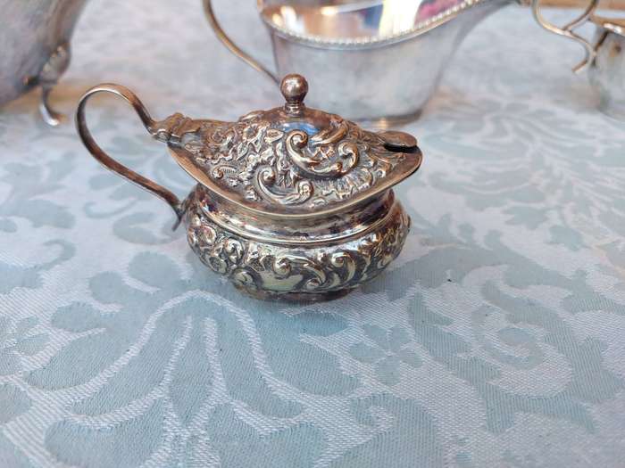 A VINTAGE COLLECTION OF SAUCE BOATS AND JUGS SOLD AS IS