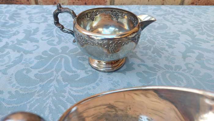 A VINTAGE COLLECTION OF SAUCE BOATS AND JUGS SOLD AS IS