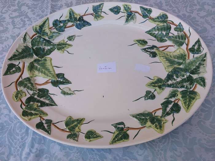 AN OVAL PORCELAIN PLATTER WITH A GREEN IVY LEAF DESIGN MADE IN ITALY SOLD AS IS