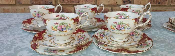 A 19 PIECE ROYAL ALBERT CANTERBERY BONE CHINA SET SOLD AS IS