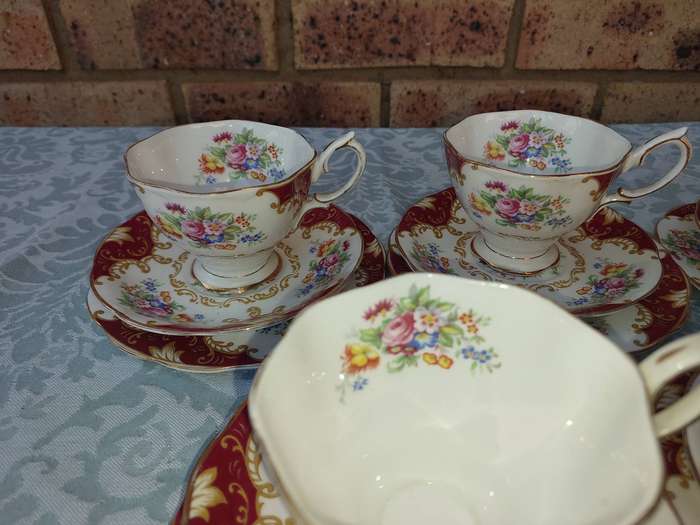 A 19 PIECE ROYAL ALBERT CANTERBERY BONE CHINA SET SOLD AS IS