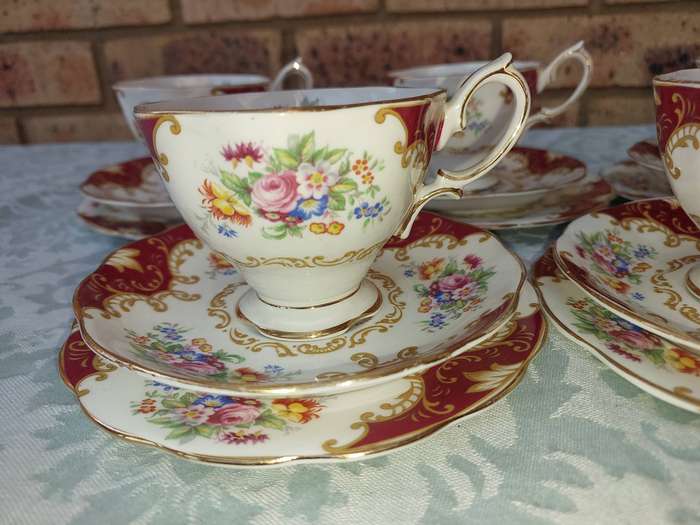 A 19 PIECE ROYAL ALBERT CANTERBERY BONE CHINA SET SOLD AS IS