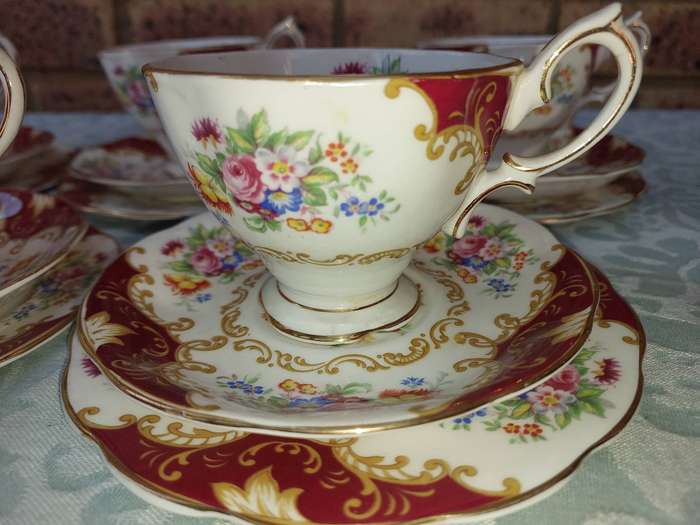 A 19 PIECE ROYAL ALBERT CANTERBERY BONE CHINA SET SOLD AS IS