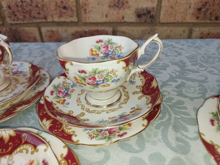 A 19 PIECE ROYAL ALBERT CANTERBERY BONE CHINA SET SOLD AS IS
