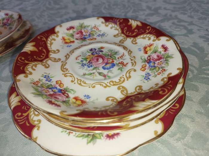 A 19 PIECE ROYAL ALBERT CANTERBERY BONE CHINA SET SOLD AS IS