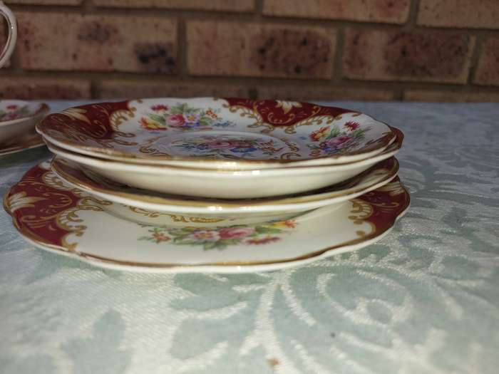 A 19 PIECE ROYAL ALBERT CANTERBERY BONE CHINA SET SOLD AS IS