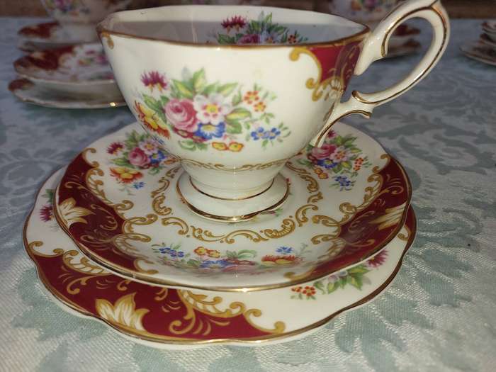A 19 PIECE ROYAL ALBERT CANTERBERY BONE CHINA SET SOLD AS IS