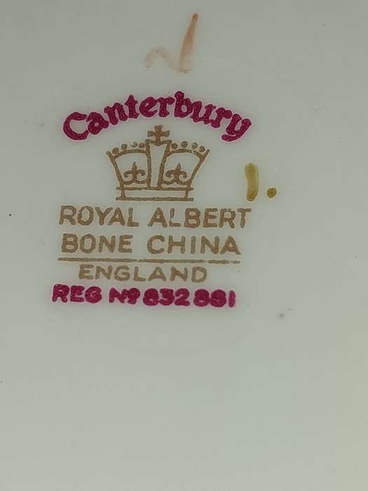 A 19 PIECE ROYAL ALBERT CANTERBERY BONE CHINA SET SOLD AS IS