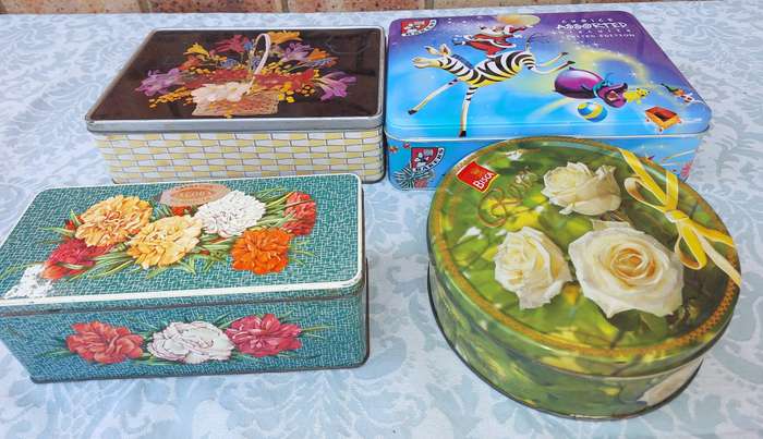 A VINTAGE COLLECTION BISCUIT TINS SOLD AS IS R200