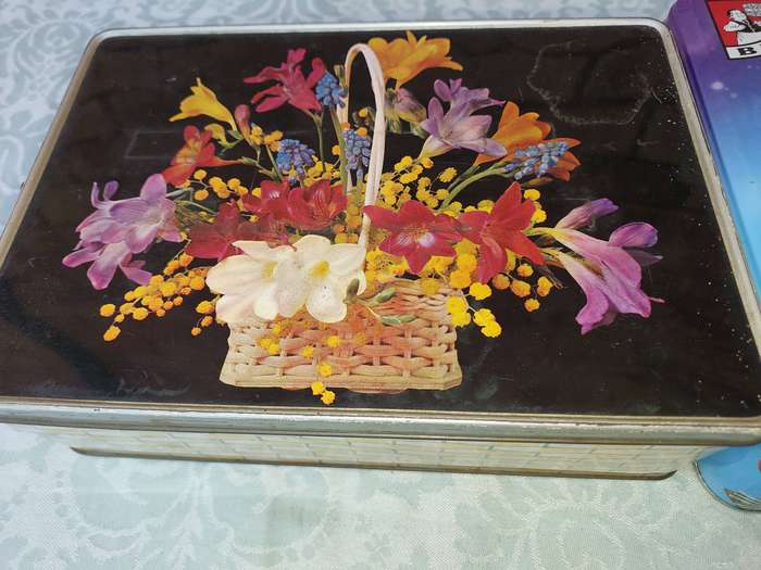 A VINTAGE COLLECTION BISCUIT TINS SOLD AS IS R200