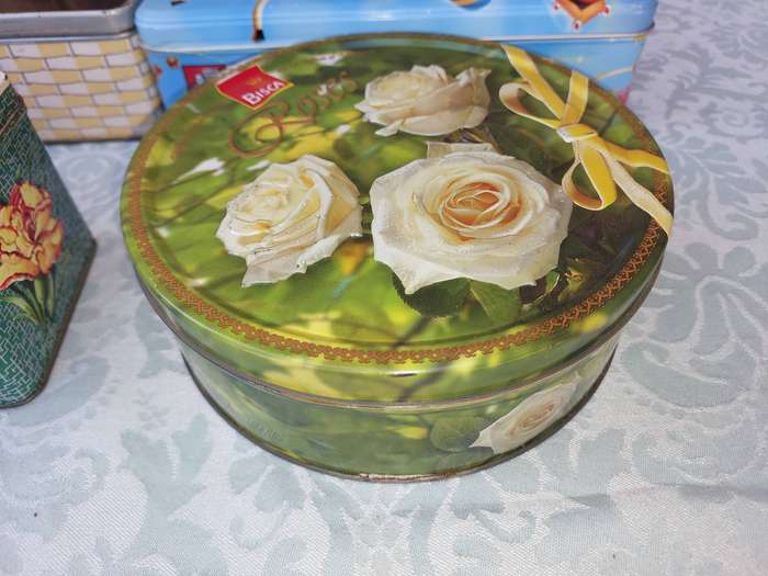 A VINTAGE COLLECTION BISCUIT TINS SOLD AS IS R200