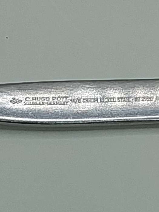 A VINTAGE MIXED JOBLOT STAINLESS STEEL AND EPNS CUTLERY SOLD AS IS