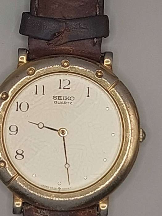 TWO VINTAGE SEIKO WATCHES SOLD AS IS NOT TESTED