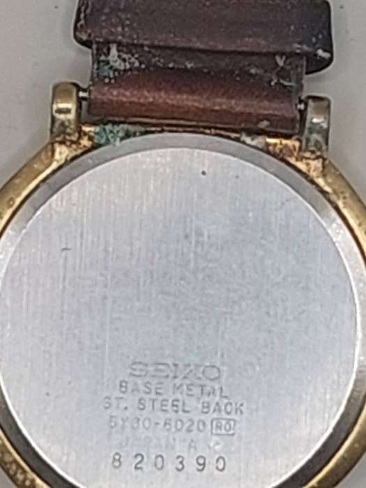 TWO VINTAGE SEIKO WATCHES SOLD AS IS NOT TESTED