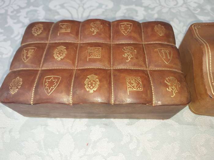 A COLLECTION OF VINTAGE LEATHER-BOUND JEWELRY BOXES SOLD AS IS