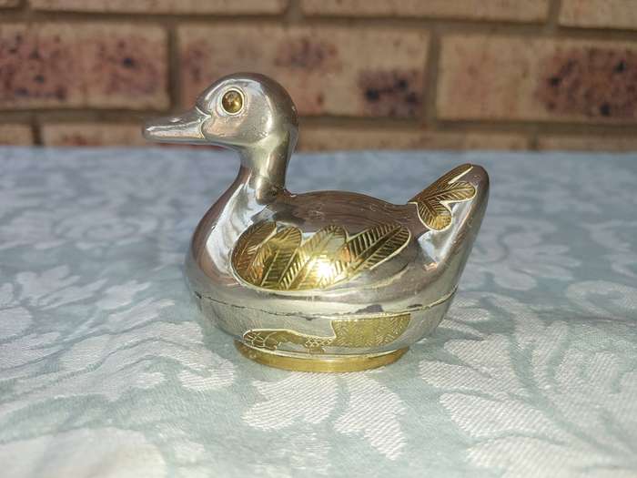 A BEAUTIFUL SILVER PLATE WITH GOLD-PLATED SIDE SALT DISPENSER DUCK SOLD AS IS