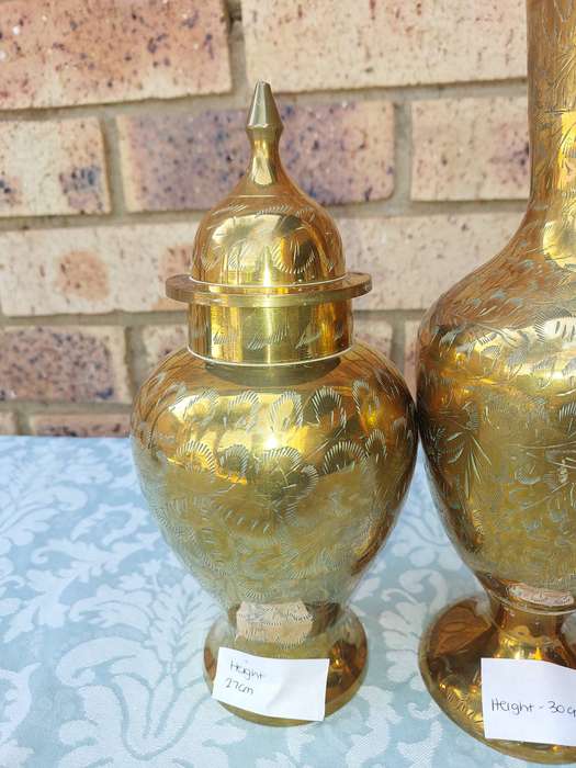 A COLLECTION OF BRASS VASES AND AN URN SOLD AS IS