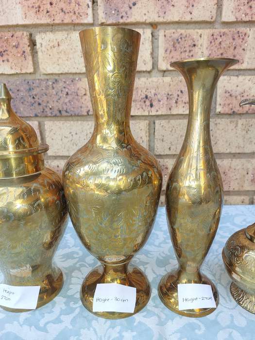 A COLLECTION OF BRASS VASES AND AN URN SOLD AS IS